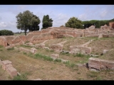 04164 ostia - regio i - insula viii - horrea (i,viii,2) - porticus - ostseite li - nordende - bli ri nordosten - 09-2023.jpg